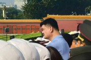 实在太显眼了！姚明现场观礼九三阅兵仪式